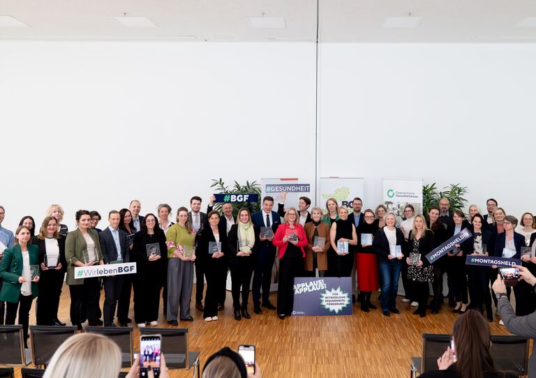 Gruppenfoto Verleihung Betriebliche Gesundheitsförderung von allen Betrieben, die ausgezeichnet wurden Gruppenfoto Verleihung Betriebliche Gesundheitsförderung von allen Betrieben, die ausgezeichnet wurden