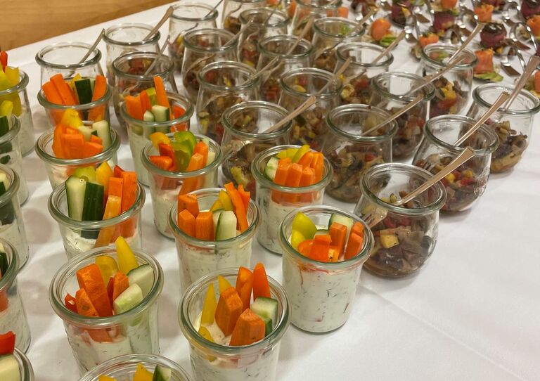 Ein Foto vom Buffet - viele köstliche kleine Gläser gefüllt mit Essen von SANA Catering.