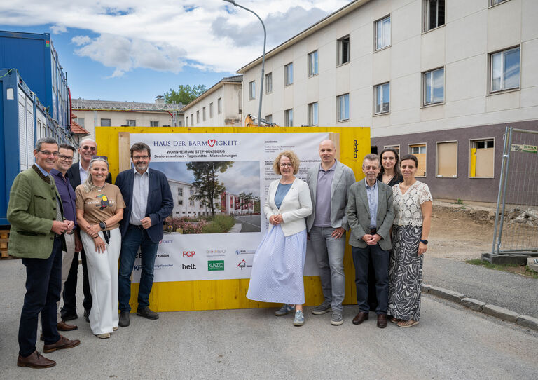 vlnr.: BH Stefan Grusch, GF HB NÖ Markus Mattersberger, GF HB Infra Gerald Stohlmann, GR Maria van Dyck, Bgm. Gerhard Lentschig, LRin Christiane Teschl-Hofmeister, HB Inst-Dir. Roland König & Christoph Gisinger, HB PM Barbara Gerhart & Marion Wirth
