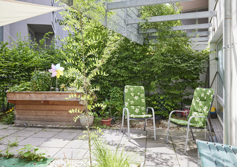 Garten der HABIT WG Attemsgasse mit Hochbeet und Gartensesseln