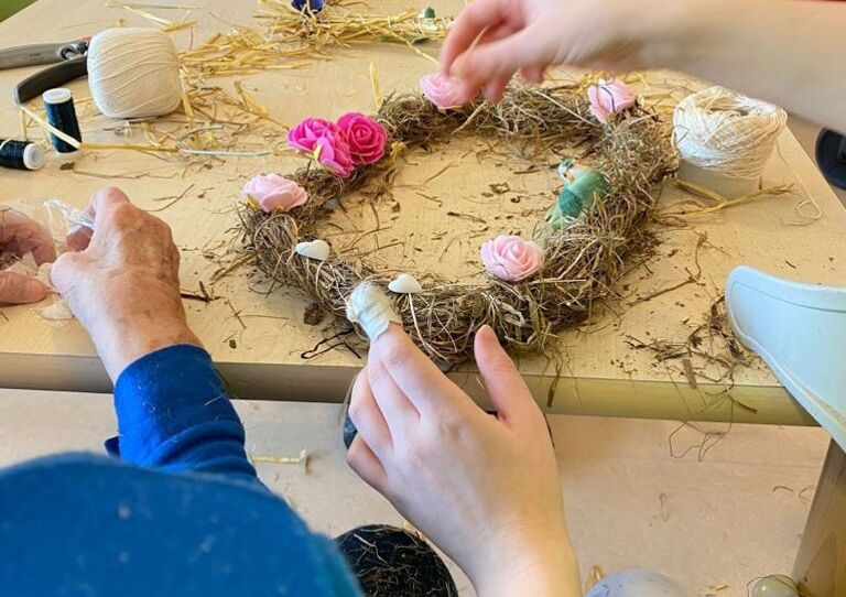 Bewohnerin bastelt Kranz.