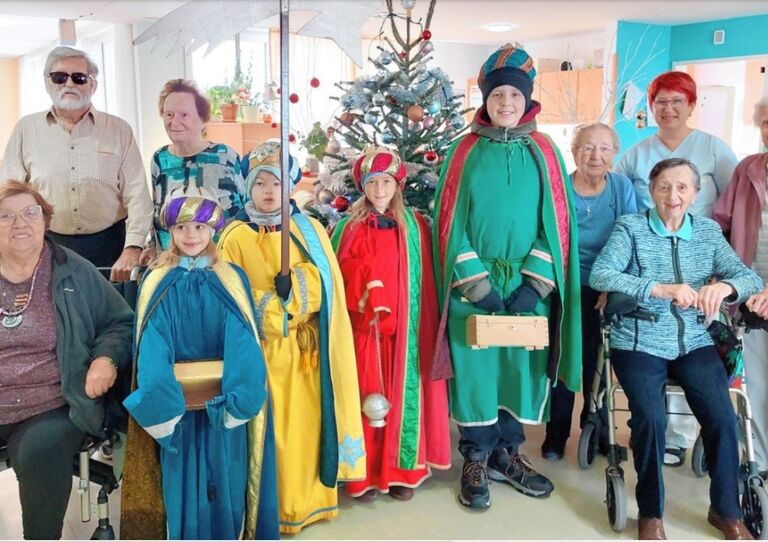 Sternsinger*innen besuchen das Haus der Barmherzigkeit Clementinum und haben sich mit Mitarbeiter*innen aus dem HB zu einem Gruppenfoto formiert