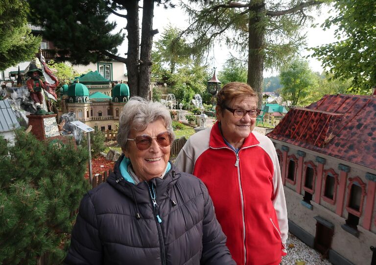 Zwei Bewohner*innen lächeln in die Kamera.