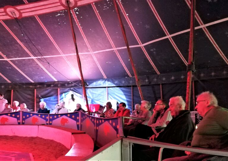 Die Bewohnerinnen und Bewohner verfolgen die Vorstellung begeistert in der Manege.