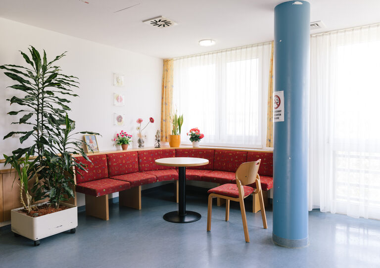 Eine gemütliche Sitzecke mit rot bezogener Eckbank im Clementinum