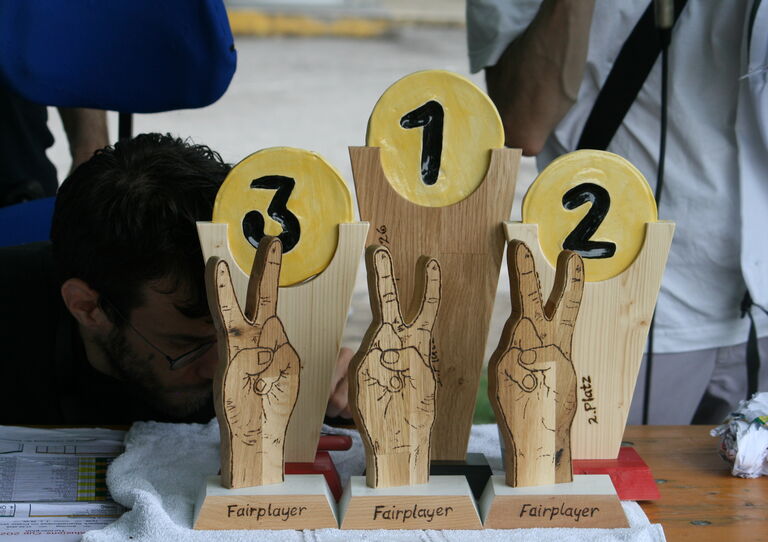 HABIT Kundin und Spielerin Lini wurde der Fairplay-Pokal verliehen, da sie mit großem Einsatz und beeindruckender Ausdauer bis zuletzt auf dem Platz stand HABIT Kundin und Spielerin Lini wurde der Fairplay-Pokal verliehen, da sie mit großem Einsatz und beeindruckender Ausdauer bis zuletzt auf dem Platz stand