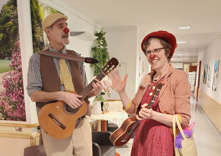 Clowndoctor*innen Monika Miriam Wedenig und Sascha Cetl im HB Pflegekrankenhaus Seeböckgasse Clowndoctor*innen Monika Miriam Wedenig und Sascha Cetl im HB Pflegekrankenhaus Seeböckgasse
