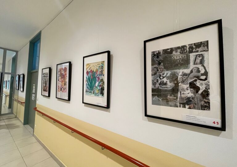 Totalaufnahme von einigen Bildern, die im Foyer hängen.