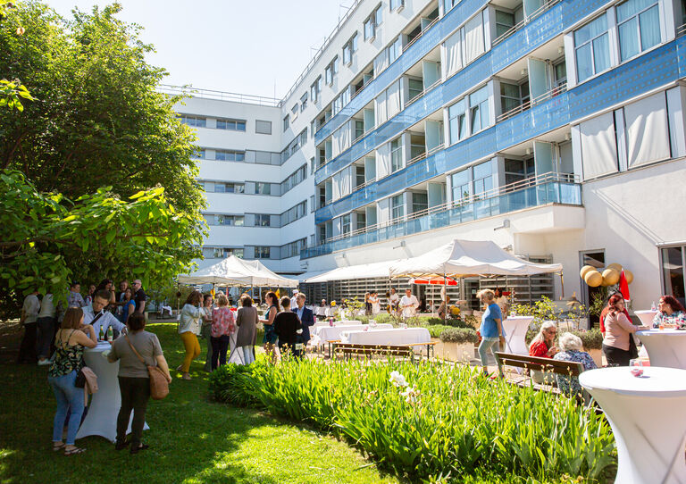 Feier im Garten mit Bühne im Hintergrund