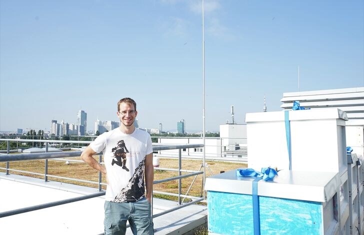 Florian Lackinger vor seinen Bienenstöcken.