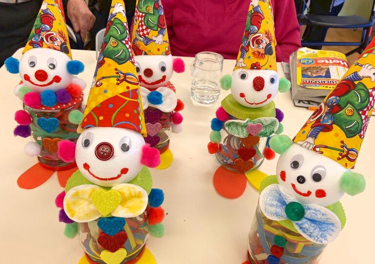 Die fertigen Clownfiguren stehen am Tisch.