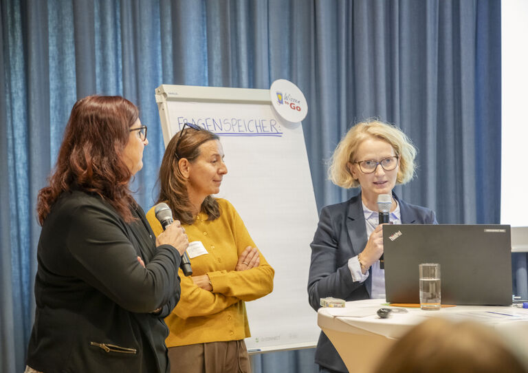 Renate Schwarz, Daniela Metzenbauer und Brigitte Hobl bei ihrem Vortrag "Ethik to Go"