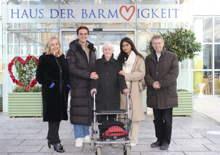 Jubiläum der Lehrveranstaltung - Gruppenfoto mit MedUni Vizerektorin Anita Rieder, HB Institutsdirektor Christoph Gisinger, Studierenden und Bewohnerin. Jubiläum der Lehrveranstaltung - Gruppenfoto mit MedUni Vizerektorin Anita Rieder, HB Institutsdirektor Christoph Gisinger, Studierenden und Bewohnerin.
