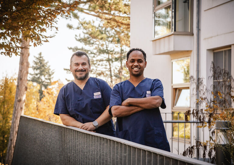 Gebregzabiher Teklay (rechts) ist vor 15 Jahren aus Eritrea geflüchtet und arbeitet heute als Pflegeassistent im Haus der Barmherzigkeit