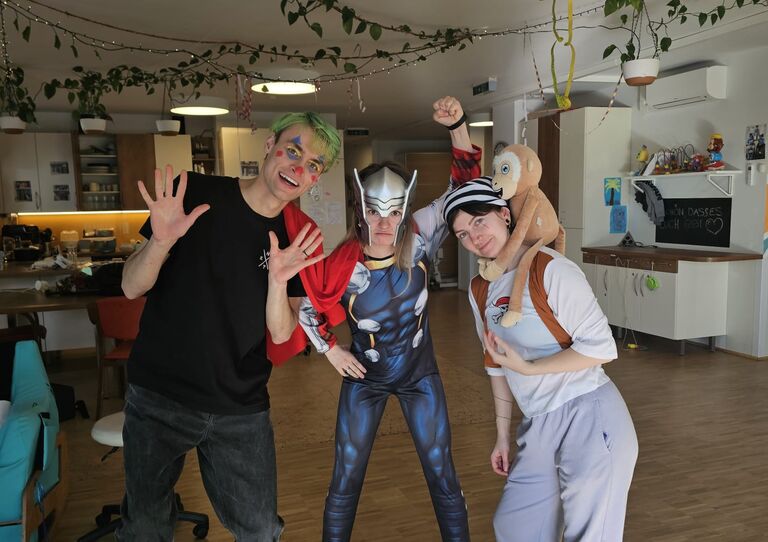 Närrische Tradition: Fasching in unseren Häusern