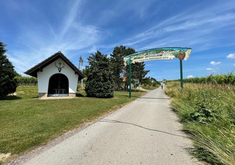 Landschaftsaufnahme mit Aufschrift "Schönste Kellergasse 2013"