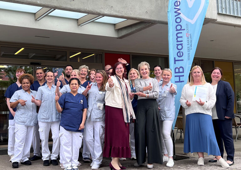 Das Team vom HB Pflegeheim Am Maurer Berg – St. Josef freut sich über den Hygiene Award der Firma HYGline® Das Team vom HB Pflegeheim Am Maurer Berg – St. Josef freut sich über den Hygiene Award der Firma HYGline®