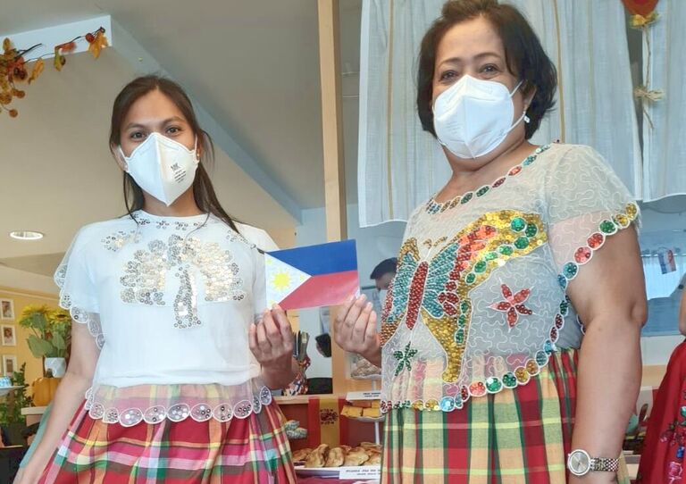 Zwei Kolleginnen präsentieren ihre Tracht.