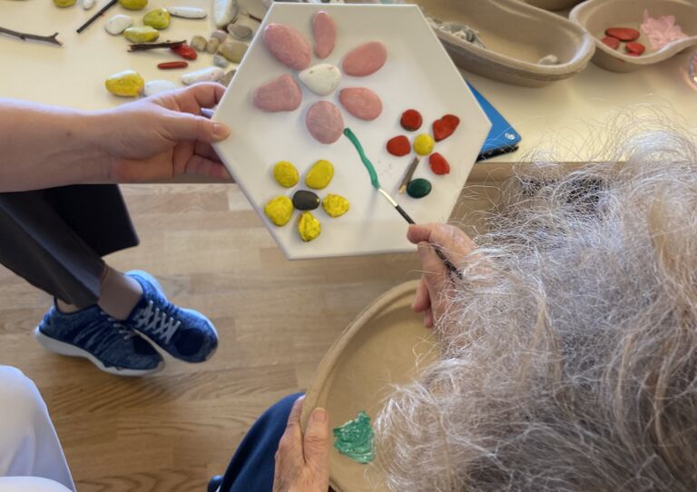 Bewohnerinnen und Mitarbeiter*innen basteln an den Kunstwerken.