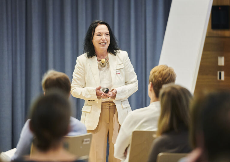 Silvia Neumann-Ponesch hält einen Vortrag