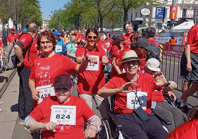 Vienna City Marathon 2026: Kolleg:innen und Bewohner:innen des HB Pflegekrankenhauses Tokiostraße haben beim Coca-Cola Inclusion Run mitgemacht