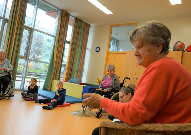 Bewohner*innen treffen Kinder aus dem Betriebskindergarten