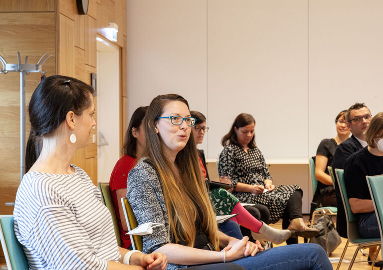 Teilnehmerin aus dem Publikum stellt eine Frage