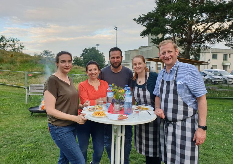 (v.l.n.r.) Barbara Gerhart, Renate Kraus, Christoph Spiegl, Evamaria Tieber, Lukas Pohl, (v.l.n.r.) Barbara Gerhart, Renate Kraus, Christoph Spiegl, Evamaria Tieber, Lukas Pohl stehen rund um einen Stehtisch.