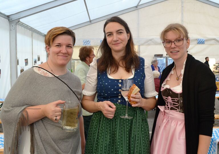 Heimleiterin im Dirndl.