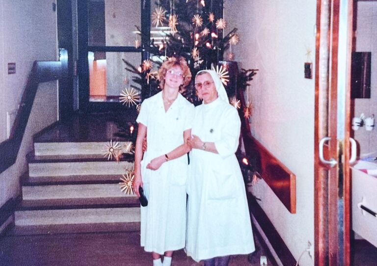 Ulrike Tarnawski (links) arbeitet seit fast 40 Jahren im Haus der Barmherzigkeit