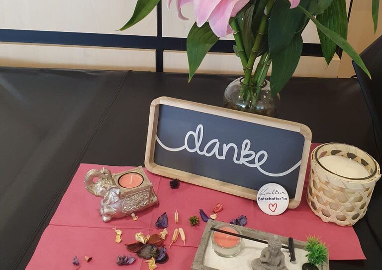 Deko: Dankesschild, Blumen&Co