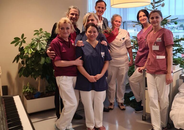 Sänger René Rumpold besuchte für ein Weihnachtskonzert die Multiple Sklerose-Station Lazarus im Pflegekrankenhaus Seeböckgasse