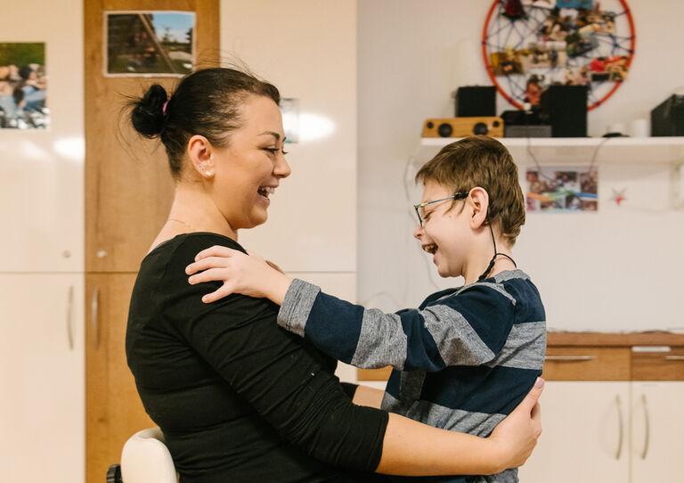 Mitarbeiterin und Kind in der HABIT Kids WG.