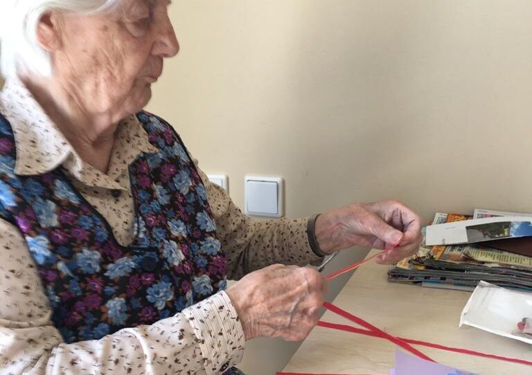 Eine Bewohnerin beim Basteln der Karte.
