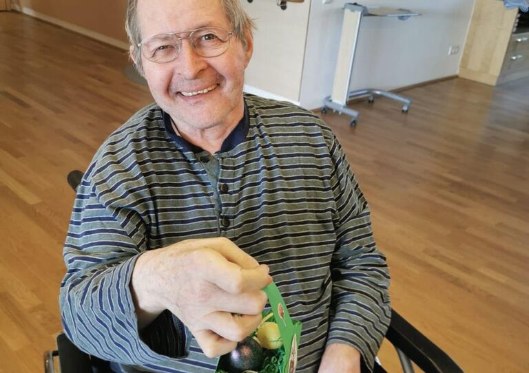 Bewohner mit selbst gebasteltem Osterkorb
