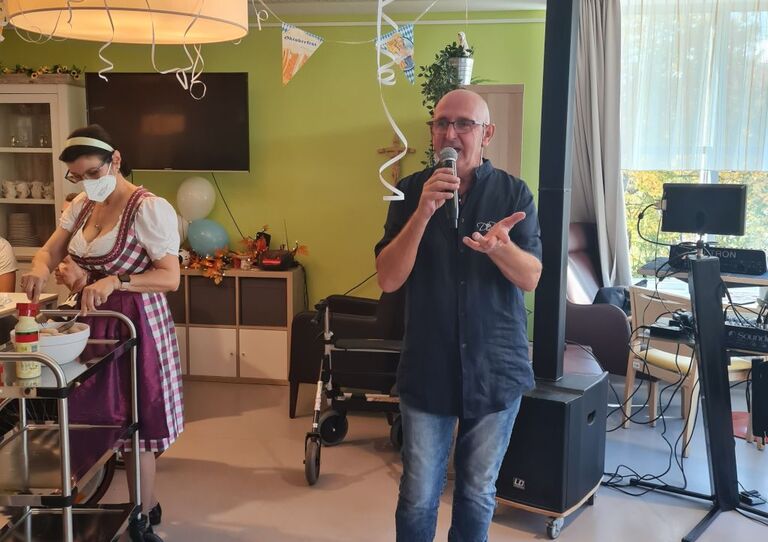 Ein Sänger sing mit Mikrophon