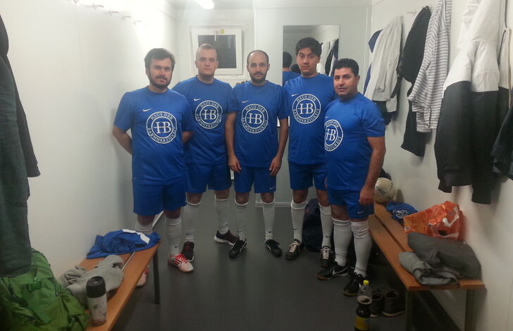 Birkent und vier Fußballkollegen in der Umkleidekabine. Sie tragen alle ein HB Tirkot.