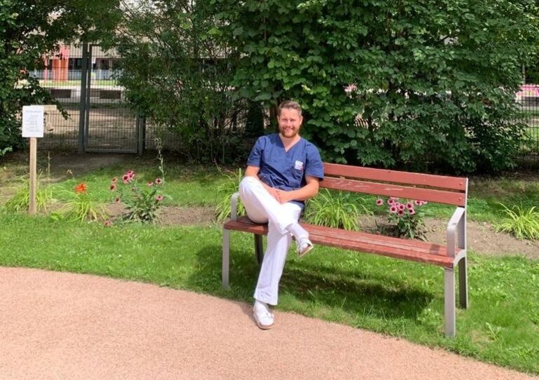 Vladimir Oleksak sitzt im HB Tokiostraße auf einer Bank.