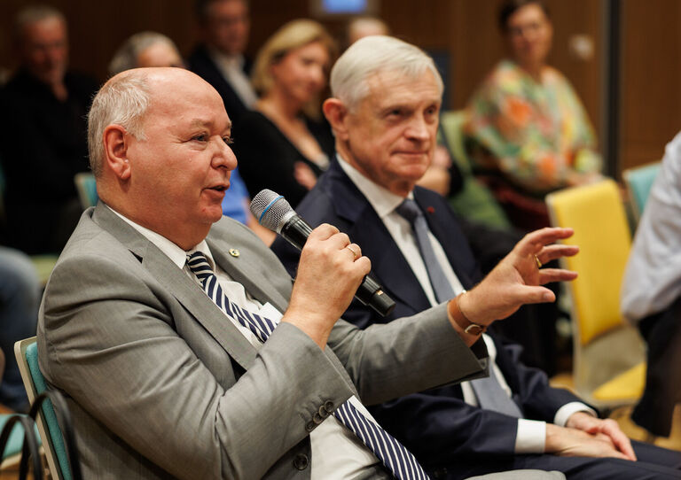 Im Anschluss an die Podiumsdiskussion nutzte das Publikum die Gelegenheit, Fragen an die Vortragenden zu richten und gemeinsam ins Gespräch zu kommen Im Anschluss an die Podiumsdiskussion nutzte das Publikum die Gelegenheit, Fragen an die Vortragenden zu richten und gemeinsam ins Gespräch zu kommen