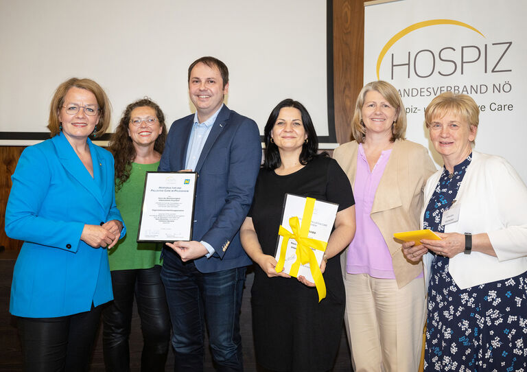 vlnr.: Mag. Christiane Teschl-Hofmeister (Landesrätin NÖ), Sonja Thalinger, MSc (Geschäftsführerin Landesverbandes Hospiz NÖ), Gregor Kopa (Heimleitung HB Urbanusheim), Tanja Glander (Pflegedienstleitung HB Urbanusheim), Mag. Karin Scheele (Landtagsabgeordnete NÖ), Klaudia Atzmüller (Vorsitzende Landesverbandes Hospiz NÖ)