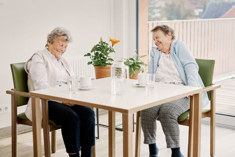 Zwei Bewohnerinnen des Haus der Barmherzigkeit Stadtheim Wiener Neustadt