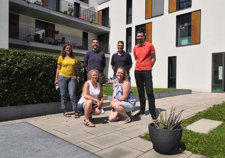 Einige Kolleg*innen von HABIT stehen für ein Gruppenbild zusammen. Sie haben im Ausland bei einer Partnerorganisation hospitiert.