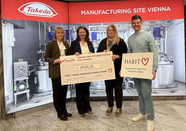 vlnr.: Astrid Kindler, Leiterin Kommunikation, Takeda Österreich; Maria Löflund, Vorstandsmitglied und Standortleiterin von Takeda in Wien; Christine Roder, Betriebsstellenleitung, HABIT Basales Tageszentrum; Andreas Kauba, Geschäftsführer, HABIT
