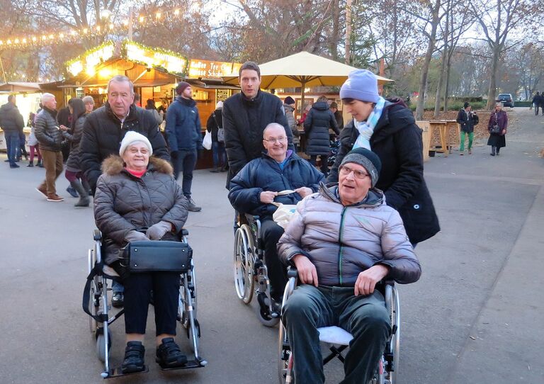 Die Bewohner*innen am Christkindlmarkt.