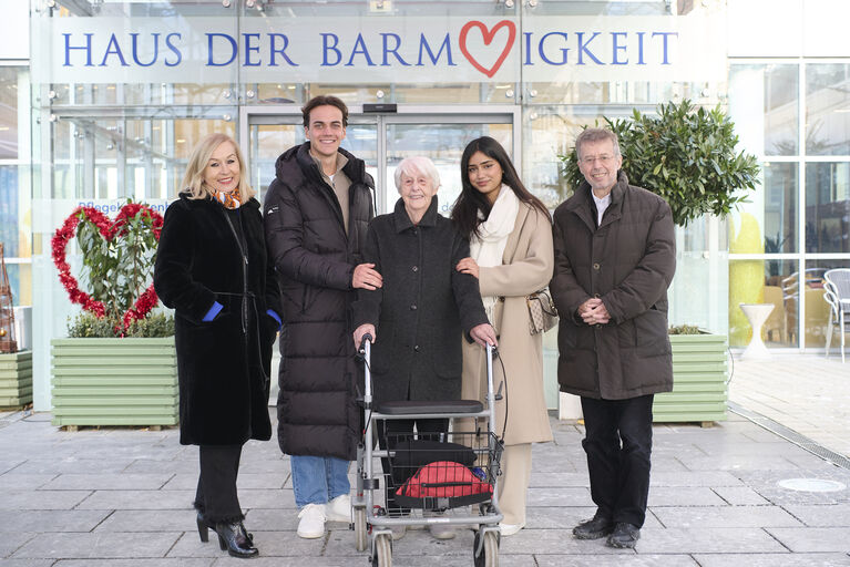 vlnr.: Anita Rieder (Vizerektorin für Lehre an der MedUni Wien), Jonas Dunzinger (Medizinstudent), Margaretha Pischinger (Bewohnerin), Khushi Singh (Medizinstudentin), Christoph Gisinger (Institutsdirektor des Haus der Barmherzigkeit) im HB Pflegekrankenhaus Seeböckgasse
