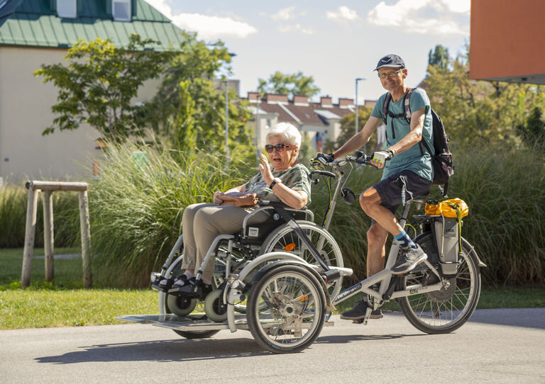 Im Stadtheim Wiener Neustadt erfreuen sich unsere Bewohner*innen an regelmäßigen Rikschafahrten