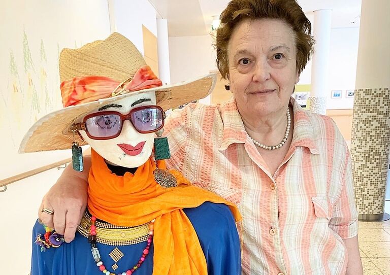 Christine und eine lebensgroße Puppe