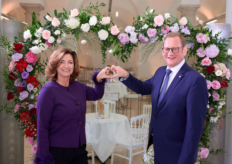 Moderator*innen-Duo und HB Geschäftsführer*innen Andrea Kapounek und Lukas Pohl