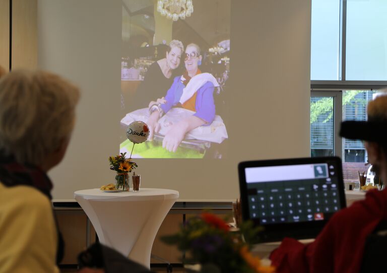 Während der Jubiläumsfeier wurden Fotos der letzten zehn Jahre abgespielt – geprägt von Lebensfreude und Lebensqualität. Während der Jubiläumsfeier wurden Fotos der letzten zehn Jahre abgespielt – geprägt von Lebensfreude und Lebensqualität.