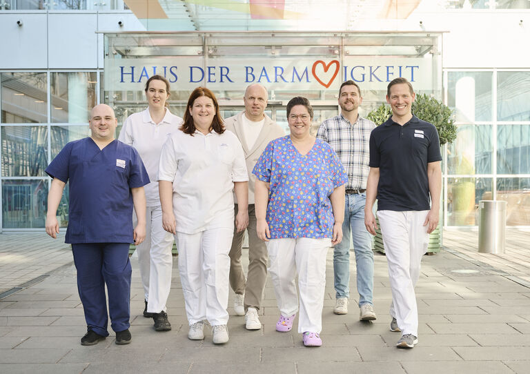 vlnr.: Ronny Täuber (PA), Katharina Gasthuber (PA), Michaela Doppler (QM), Roland König (Institutsdirektor), Iris Kopf (DGKP), Mathias Konstanzer (Recruiting), Daniel Preiser (Physiotherapeut) | Foto: Martin Hörmandinger/APA vlnr.: Ronny Täuber (PA), Katharina Gasthuber (PA), Michaela Doppler (QM), Roland König (Institutsdirektor), Iris Kopf (DGKP), Mathias Konstanzer (Recruiting), Daniel Preiser (Physiotherapeut) | Foto: Martin Hörmandinger/APA